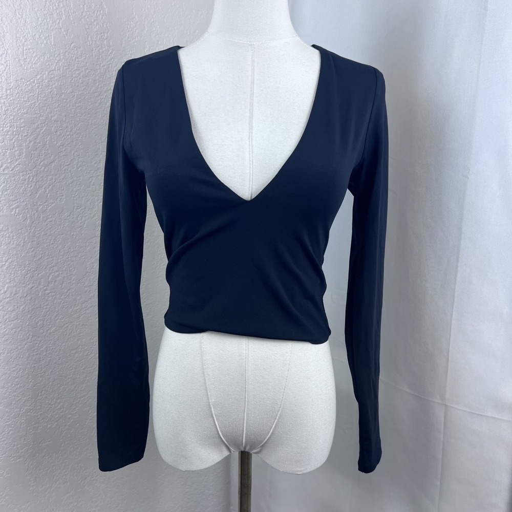 Aritzia Babaton Contour Top Womens Medium Black Crop Deep V Neck Sleek Basics